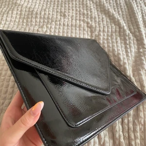 Datorfodral i skinn - Datorfodral ifrån Gina tricot. Fläckar bakom kan säkert gå bort men inget jag försökt med. 