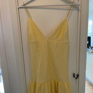 Gul klänning med volang  - Gul klänning med volang längst ner, storlek 38 från asos