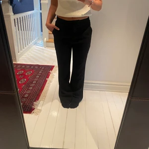 Kostymbyxor - Svarta kostymbyxor från zara, hög/medelhög midja, frakt tillkommer 