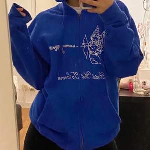 säljer nu min rhinstone hoodie, som är i bra skick💓 inga rhinstone har lossnat, använd fåtal gånger💓Bilden är lånad