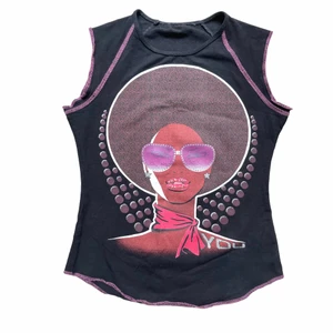 Y2k Topp - !-50%!Supersnygg detaljerad topp från 00-talet med motiv av en vacker kvinna med glittrande accessoarer! (Har även en likadan fast i blått längre ner på min profil😘) En aning croppad! Storlek S-M! I perfekt skick!💕