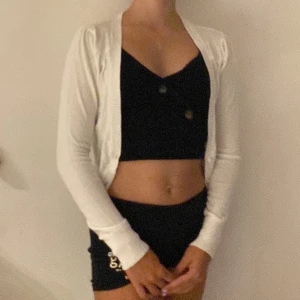 Vit kofta - Vit enkel kofta från Kappahl, fint skick och knappt använd. 