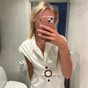 Vit klänning NAKD - Säljer denna superfina vita klänning från NA-KD, sparsamt använd och säljer den pga den är aningen för kort för mig (ca 178cm lång för referens) 