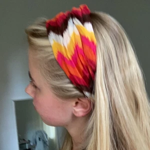 Hårband - Hårband med missonimönster💞 möts upp på Östermalm eller fraktar🖤