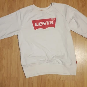 Levis tröja - Säljer då den är för liten för mig.Den har ett litet hål där av priset