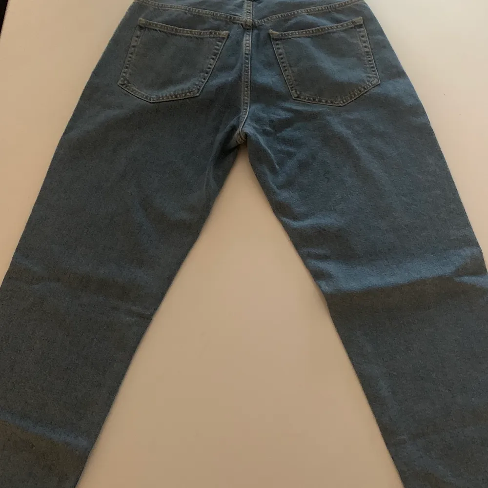 Ett par blå jeans med knappar istället för dragkedja. Fint skick och köparen står för frakten. Nypris: 349kr . Jeans & Byxor.