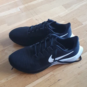 Nike Zoom Pegasus 37 - Storlek: Dam EU 40.5 Knappt använda, säljes pga felköp. Har ej kvitto eller låda kvar. Köparen står för frakten. Nypris: 1349 kr