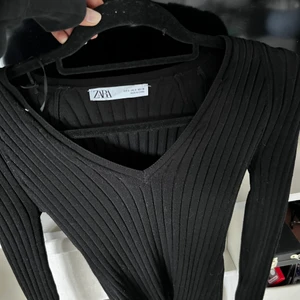 Zara topp - Säljer min ursnygga zara topp som tyvärr knappt blivit använd!!!💕 storlek s! 