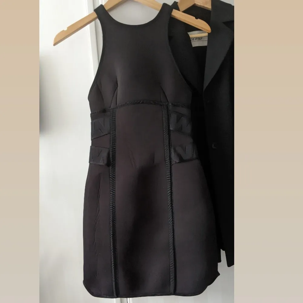 Jättesnygg klänning med tajt passform Använd 1 gång, så som ny  Scoopa material . Klänningar.