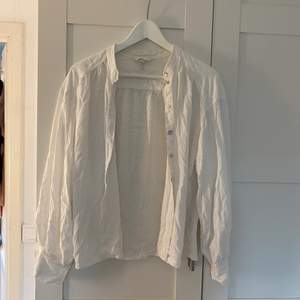 Säljer en vit skjorta i storlek M som är i fint skick från hm och säljer denna för 50 kronor + frakt runt 30 💕