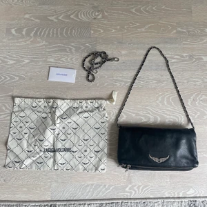 Zadig Voltaire väska - Säljer min zadig Voltaire väska som är sparsamt använd. Dustbag, äkthetsbevis och extra kedja medföljer. Väskan är i storleken rock clutch💓💓