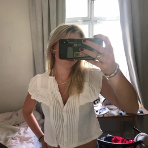 Zara blus - Jättefin vit blus från zaras barnavdelning! Strl 164 men skulle säga att den passar perfekt för den som har S i vanliga fall. Jag har M och den passar mig oxå men är på gränsen till lite för liten, det beror på hur man vill att den ska sitta! 💓💓