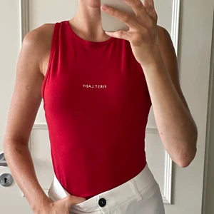 Body - Body suit med texten ”first lady” Aldrig använt 