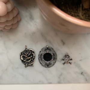 Berlocker i nyskick - Säljer dessa berlocker för 50kr styck (döskallen kostar 35kr) i bra skick, meddela om du vill ha med ett band