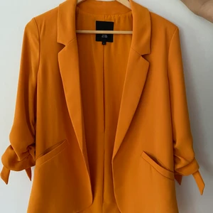 Orange kavaj  - Orange kavaj från river island. Använd två gånger inga fläckar eller sönder nånstans. Köpare står för frakt. Skriv privat för fler frågor💕