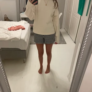 Shorts - Ett par SKIT snygga shorts som är rutiga, högmidjade och har guld knappar högst upp, går att bära som jag gjorde med en lite längre tröja så att knapparna ej syns. Fint både och👌🏼Nytt skick eftersom att dem endast är testade en gång💓Strl S
