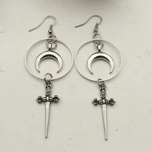 Witchy Moon Örhängen - Så fina örhängen mot witchy style hållet! Äger ett par själv och inte alls jobbiga att ha på sig. Vanlig frakt går på 13kr. Se sista bild för allmän info :)