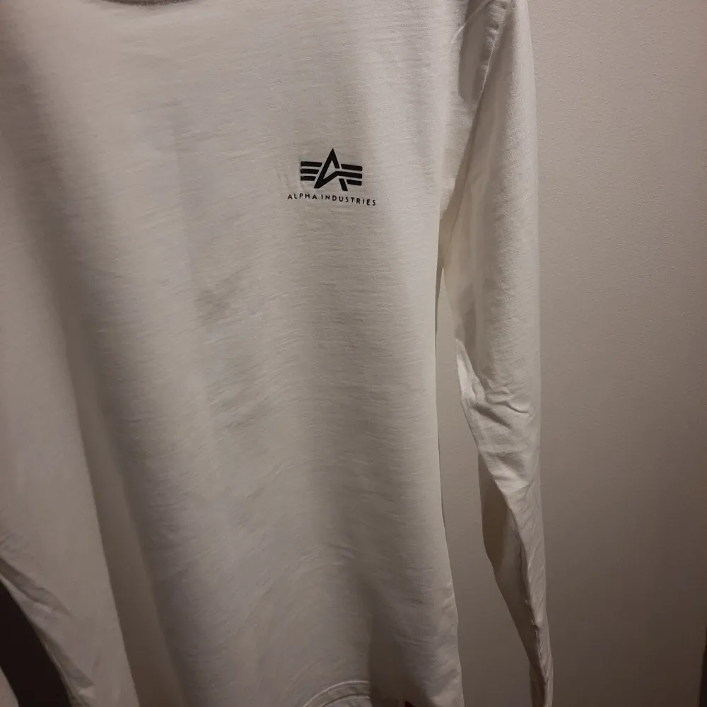 Vit Alpha Industries långärmad t-shirt, har använt den 2-4 gånger, inga fläckar eller liknande.. Skjortor.