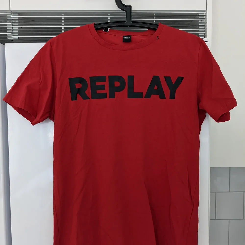 Säljer en helt ny t-shirt från märket Replay med tags kvar. Inköpt i London men aldrig kommit till användning.. T-shirts.