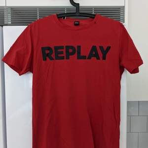 Säljer en helt ny t-shirt från märket Replay med tags kvar. Inköpt i London men aldrig kommit till användning.