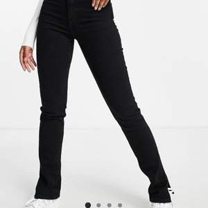 Säljer dessa högmidjade jeans med slits jättefina framhäver verkligen ens form🫶🏾