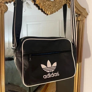 Vintage bag - Säljer denna super coola adidas väskan bra skick💓 