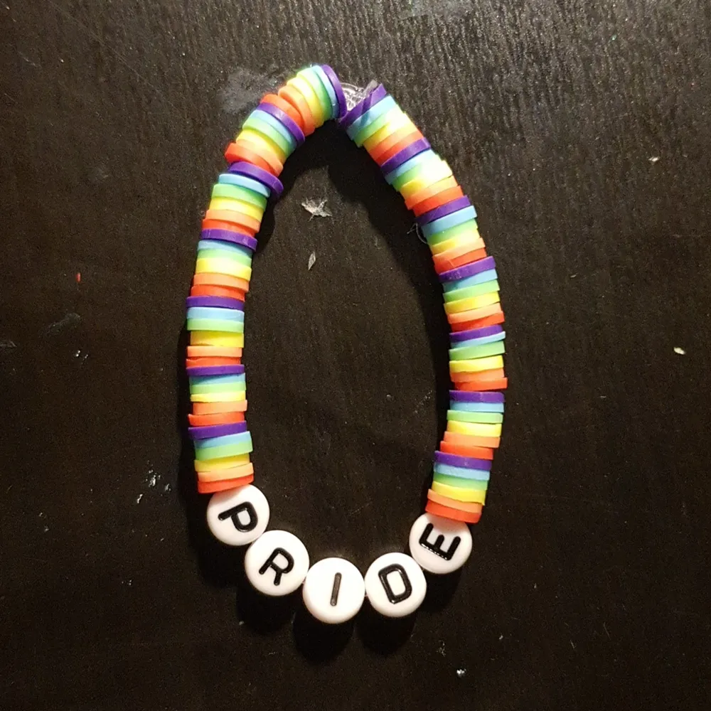 Ett pride armband, det går också att göra andra pride flaggor men det kostar 20 kr om du vill ha ett kostume. Du får fråga vad det finns föe andra färger.. Accessoarer.