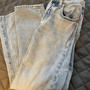 501 Levis  - Säljer mina 501 från Levis då jag ej gillar modellen. Finns en fläck på rumpan men tror den ska gå bort med medel! I princip aldrig använda.