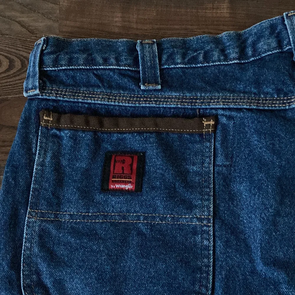 Väldigt stora Riggs workwear Wrnagler Baggy jeans i bra skick midjemått:100 cm men funkar med bälte  lite långa på mig som är 180   . Jeans & Byxor.