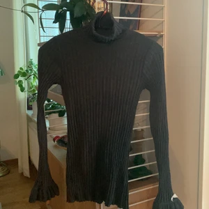Odd Molly  - Supersöt tröja med en snygg detalj på ryggen och rosett från Odd molly i storlek Xs. Pris 200kr + köparen står för frakt💞 priset kan diskuteras och tröjan är sparsamt använd. Skriv!!