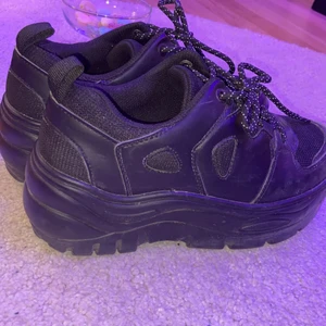 Svarta platåskor  - Ja svarta platåskor helt enkelt✌🏼