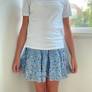 Kjol - En så fin blommig kjol från romwe. Använde några gånger men säljer nu pågrund av att den inte passar.