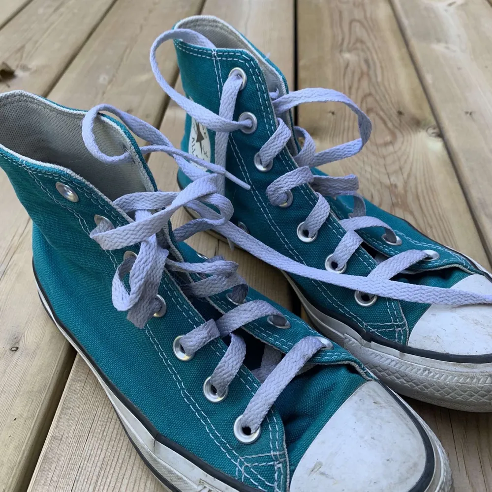 Turkosa converse i storlek 37. Mycket bra kvalitet o köpta i våras för 800kr. Tvättar självklart innan sändning! . Skor.