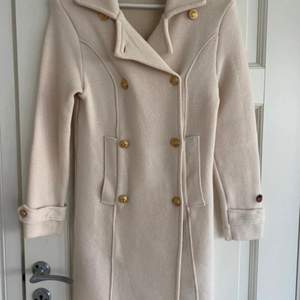 Busnel kappa  Marina coat strl 38,  nypriset var 6.995kr Säljer för 1500kr  (1 mm litet hål innanför kragen som inte syns) färgen är benvit som på bild ett. Prutat och klart. 1500kr