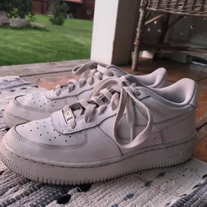 Nike Airforce 1  - Säljer mina Nike Airforce 1 då dem tyvärr inte kommer till användning. Använda ca 5 gånger och är i fint skick. Köpte dem nya för 1000kr, köpare står för frakt🥰