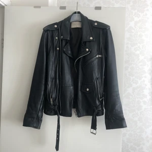 Skinnjacka  - Skinnjacka från Deadwood. Deadwood gör nya jackor av gammalt läder så Skinner är återanvänt och så mjukt!! Storlek 38 aldrig använd , därför säljer jag för ordinarie pris☀️  Fri frakt  