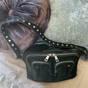Nunoo bag - Skit snygg och rymlig Nunoo bag i mörk grön/camogrön!⚡️ Köpt ny från Nunoo’s hemsida och är i jättefint skick. Väskan är i Mocka och bör undvika vatten/regn så mycket som möjligt, för att hålla den fin!💋 Ett långt axelband tillkommer i samma färg👍🏼