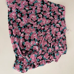 Kjol  - Kort kjol från pull and bear storlek L. Aldrig använd 