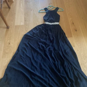 Svart goddiva klänning - Helt ny och passar XS-S! Nypris 1,500kr!