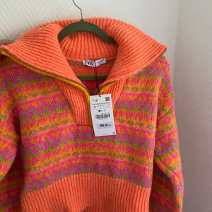 stickad tröja  - Jättefin stickad tröja från zara helt oanvänd! tyvär kommer den inte till användning :( hör av er vid intresse 🫶🏼