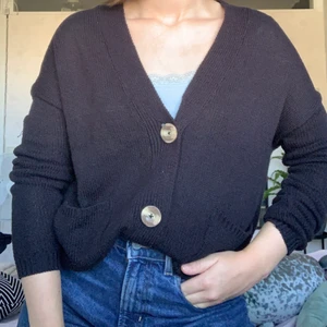 Stickad kofta - Stickad kofta med knappar som jag köpte på Ullared🦋
