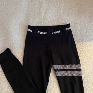 Tränings Tights - Ett par tränings tights från Stronger, hög i midjan och sitter på plats!!💕  Köparen står för frakten!! 