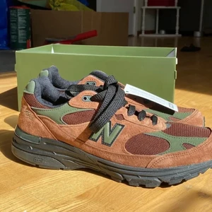 New Balance X Amie Leon Dore sneakers  - Helt nya oanvända New Balance X Aime Leon Dore Sneakers säljes! Dessa galet snygga sneakers I Brunt och grönt säljes pga att de köptes som present men var fel i storlek. RS priset ligger på ca 2800kr. Köpta vid Launch BVSA! 