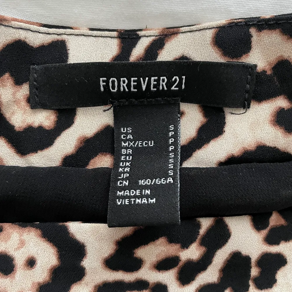 Supersöt leopardkjol köpt i New York på Forever 21 i strl S. Väldigt sparsamt använd🥰  Säljer för 50kr+frakt. Kjolar.