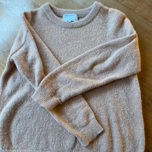 Designers, remix  - Stickad tjocktröja i storlek S men känns som XS, andvända några få gånger och är ganska skön till jeans då den inte är så lång orginal pris var 900.