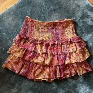 Zara kjol - Säljer denna populära slutsålda zarakjol❤️budgivning om många är intresserade❤️TRYCK INTE PÅ KÖP DIREKT! Bud på 250kr