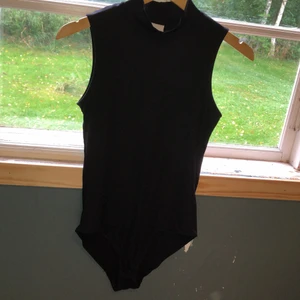 Bodysuit svart strl S - En svart bodusuit som är i bra skick. Inga skador alls och väldigt fin.