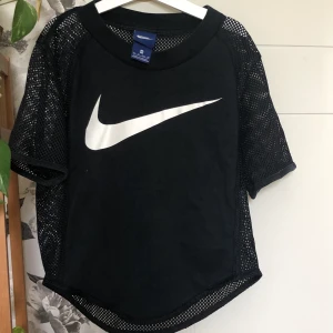 Nike t-shirt nät - Svart nike tshirt med nät i ryggen och ärmar Träningströja Bra skick Nypris 299kr Pris kan diskuteras :)
