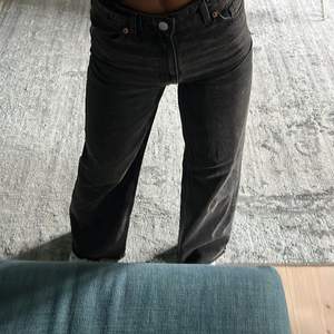 Supersnygga grå/svarta jeans ifrån Monki säljer jag!!💕 