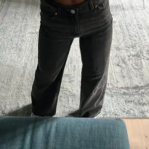 Supersnygga grå/svarta jeans ifrån Monki säljer jag!!💕 